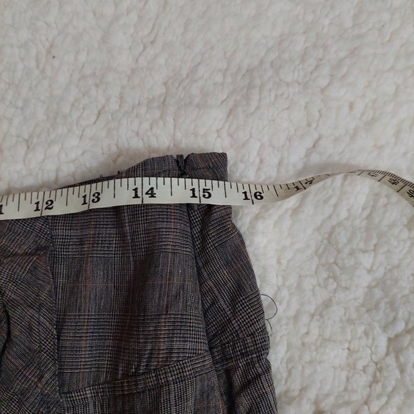 Grey plaid knee length skirt with matching belt - Picture 3 of 7